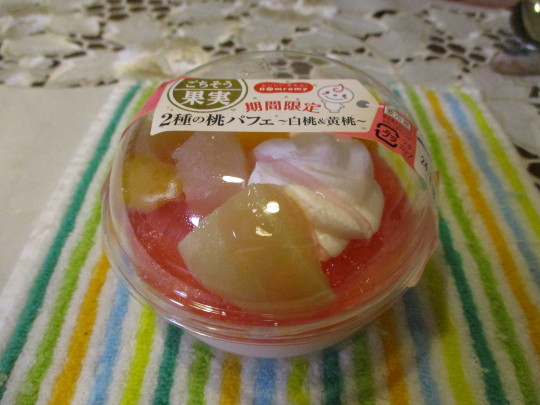 2種の桃パフェ(1).JPG