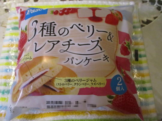 3種のベリー＆レアチーズパンケーキ(1).JPG